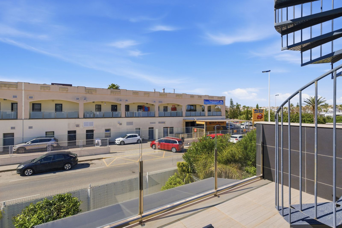 For sale - 3 Bedroom 2 Bathroom Modern Detached Villa in Punta Prima  - Punta Prima  - Alicante