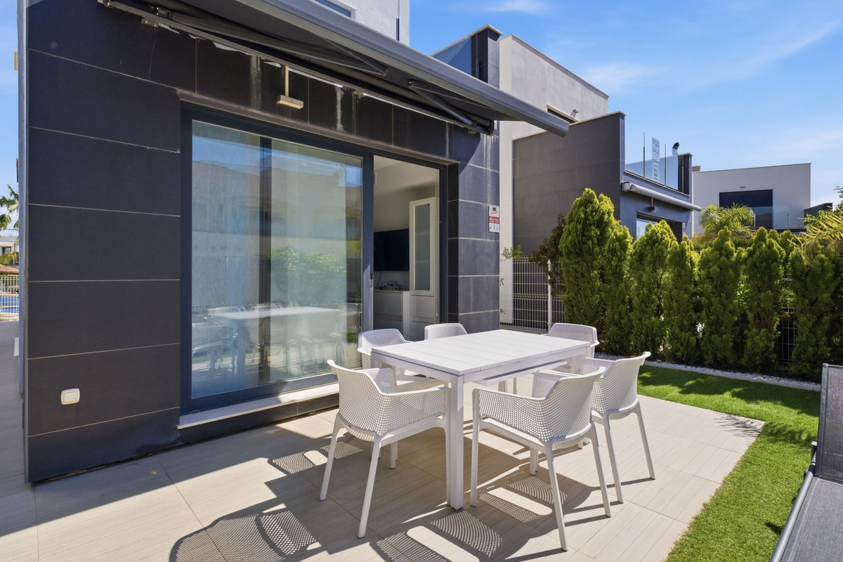 For sale - 3 Bedroom 2 Bathroom Modern Detached Villa in Punta Prima  - Punta Prima  - Alicante