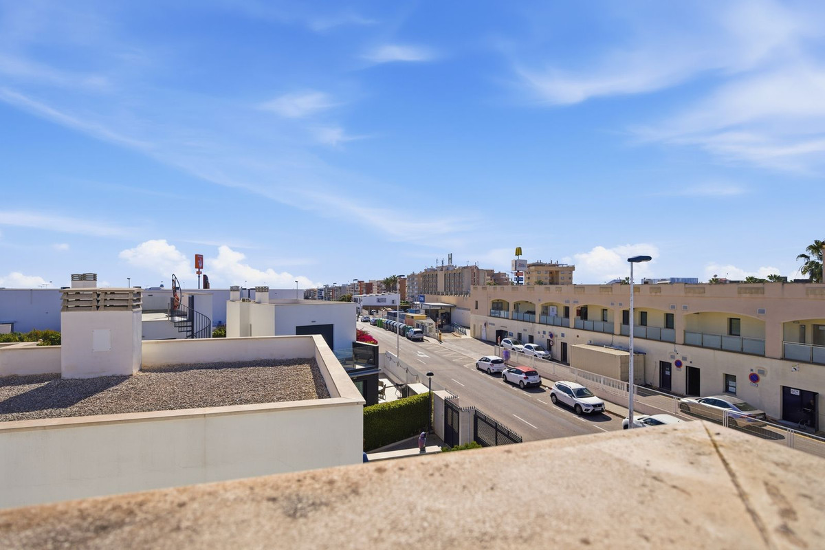 For sale - 3 Bedroom 2 Bathroom Modern Detached Villa in Punta Prima  - Punta Prima  - Alicante