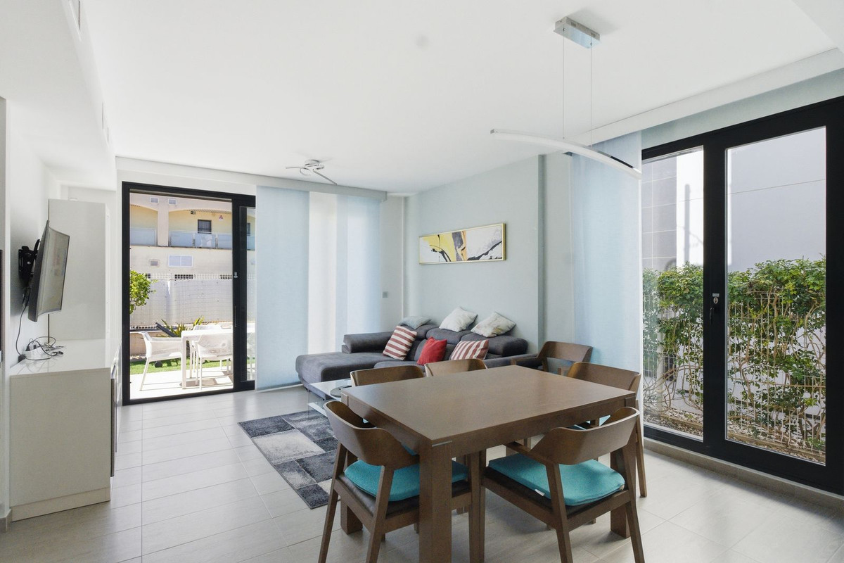 For sale - 3 Bedroom 2 Bathroom Modern Detached Villa in Punta Prima  - Punta Prima  - Alicante