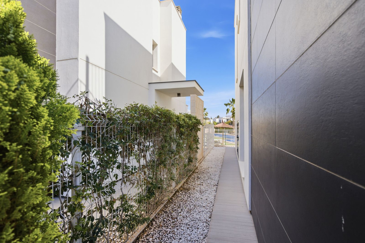 For sale - 3 Bedroom 2 Bathroom Modern Detached Villa in Punta Prima  - Punta Prima  - Alicante