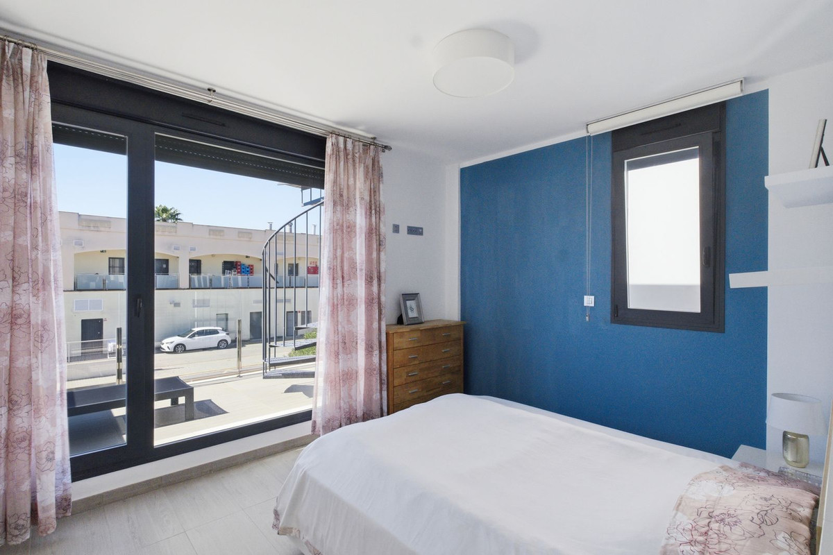 For sale - 3 Bedroom 2 Bathroom Modern Detached Villa in Punta Prima  - Punta Prima  - Alicante