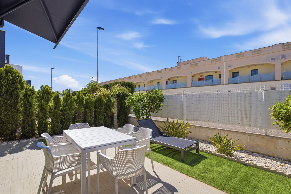 For sale - 3 Bedroom 2 Bathroom Modern Detached Villa in Punta Prima  - Punta Prima  - Alicante