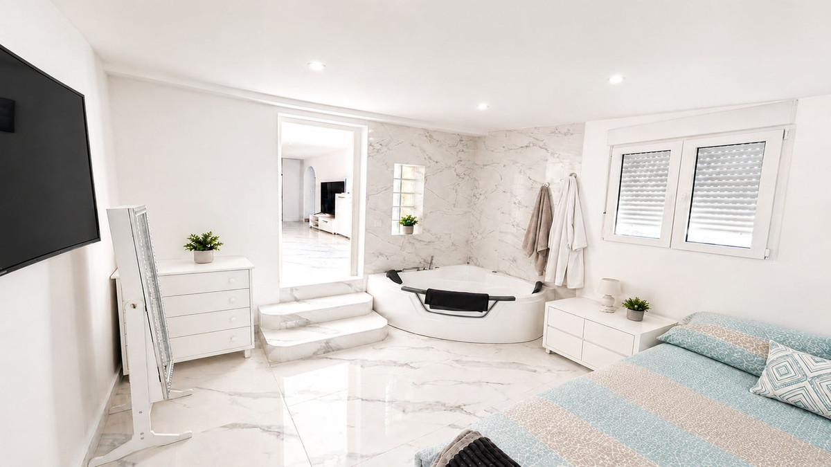 For sale - 3 Bedroom 1 Bathroom House - Townhouse in Torrevieja - Torrevieja Centro  - Alicante