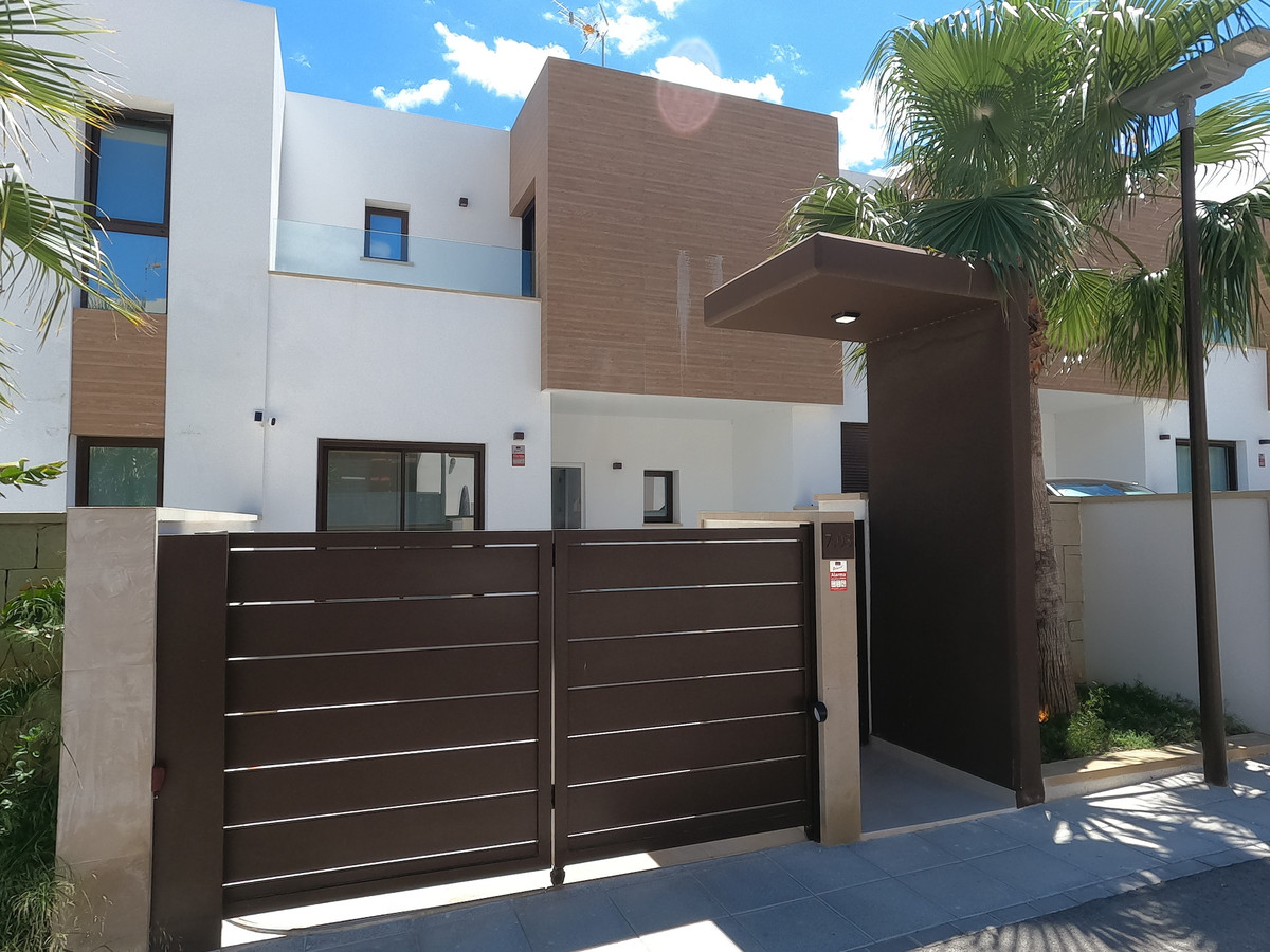 For sale - 4 Bedroom 4 Bathroom House - Detached Villa in Algorfa - La Finca Golf  - Alicante