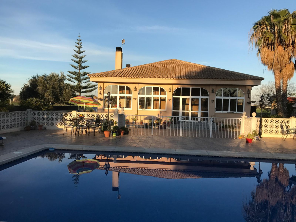 For sale - 4 Bedroom 2 Bathroom House - Detached Villa in Dolores - Dolores Centro  - Alicante
