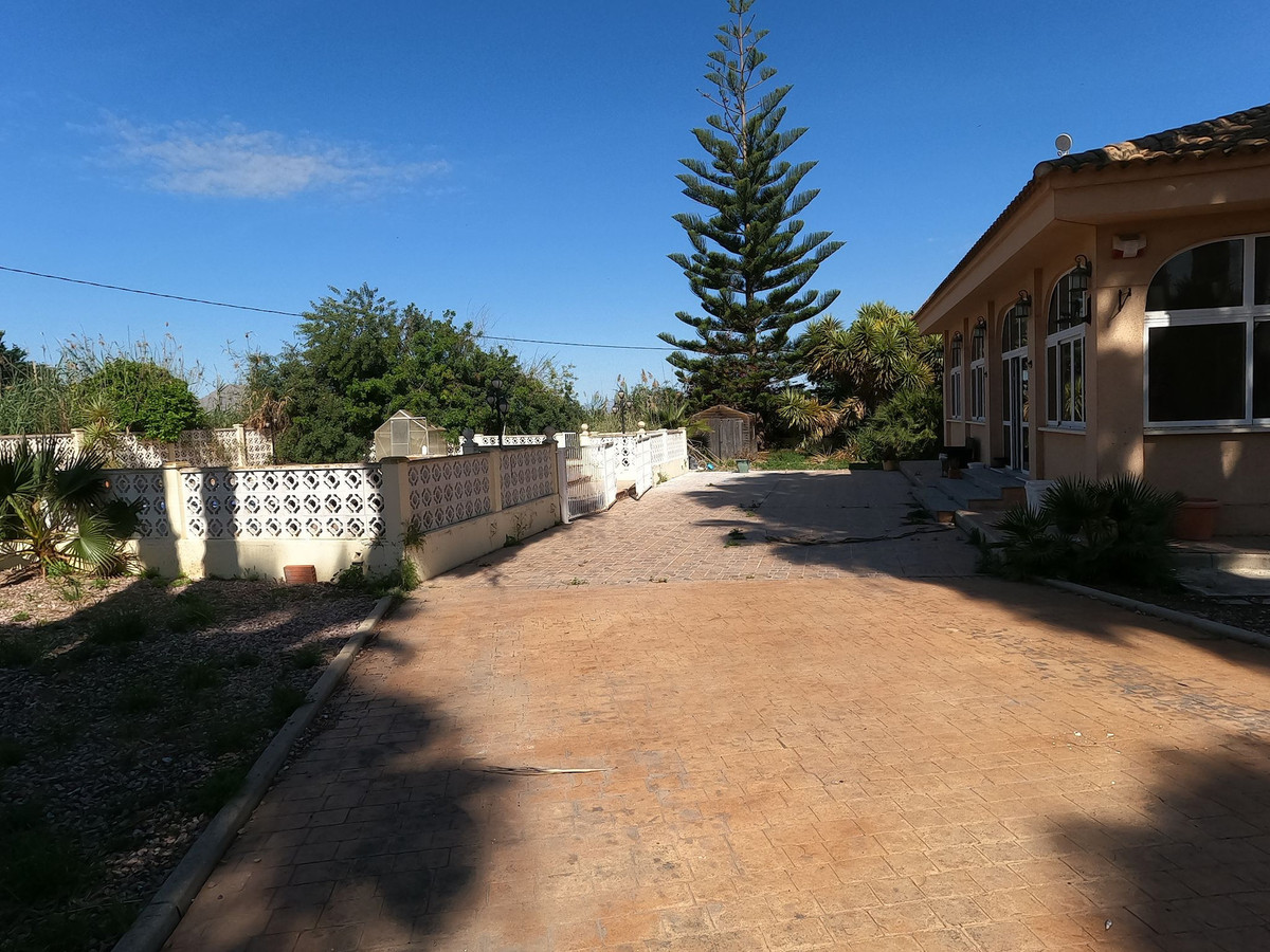 For sale - 4 Bedroom 2 Bathroom House - Detached Villa in Dolores - Dolores Centro  - Alicante