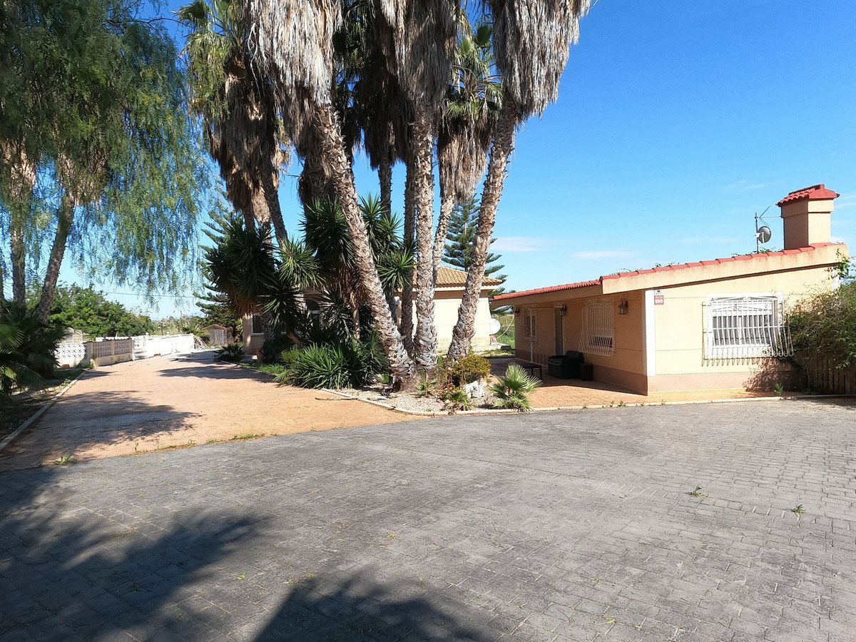For sale - 4 Bedroom 2 Bathroom House - Detached Villa in Dolores - Dolores Centro  - Alicante