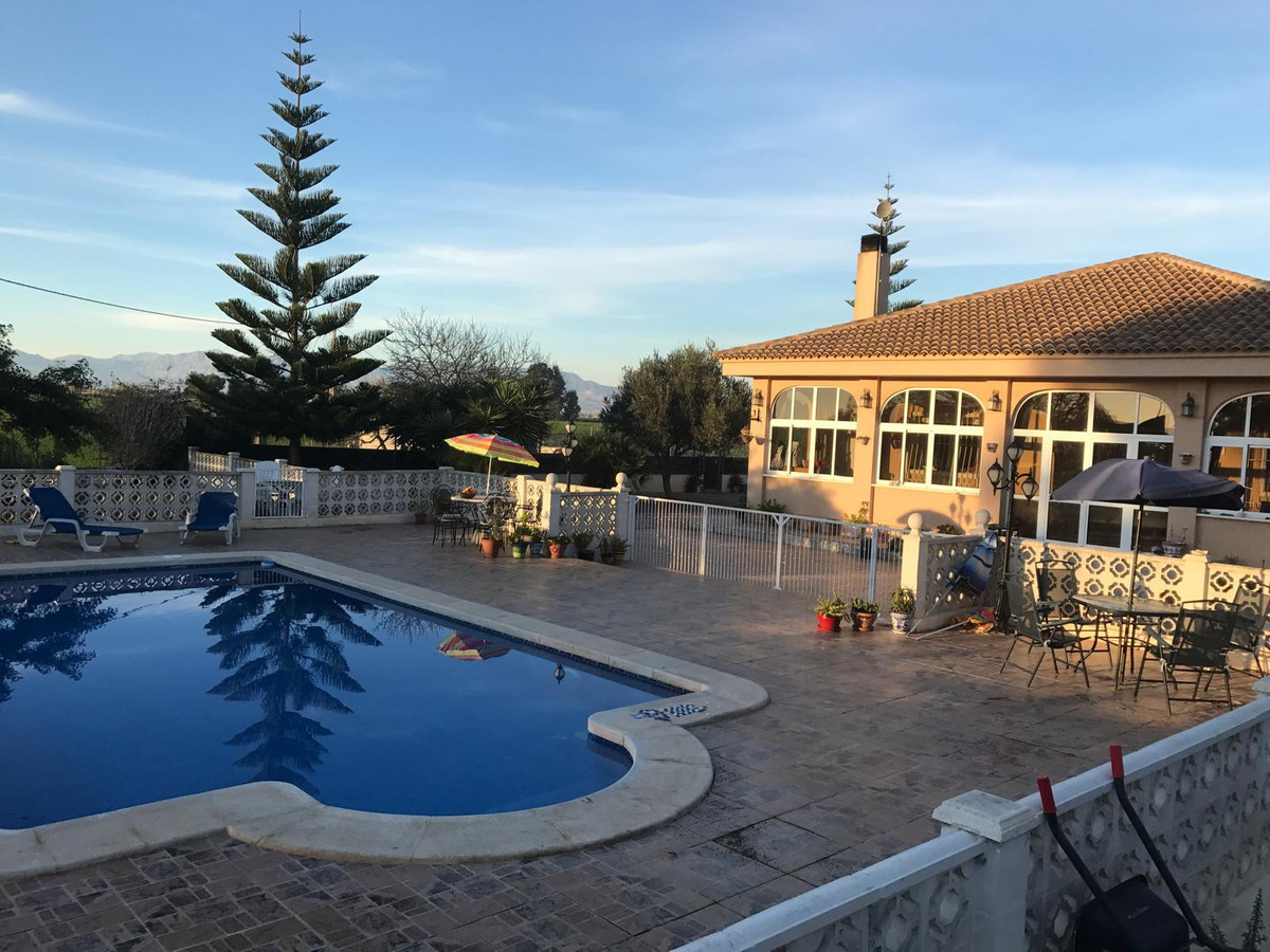 For sale - 4 Bedroom 2 Bathroom House - Detached Villa in Dolores - Dolores Centro  - Alicante