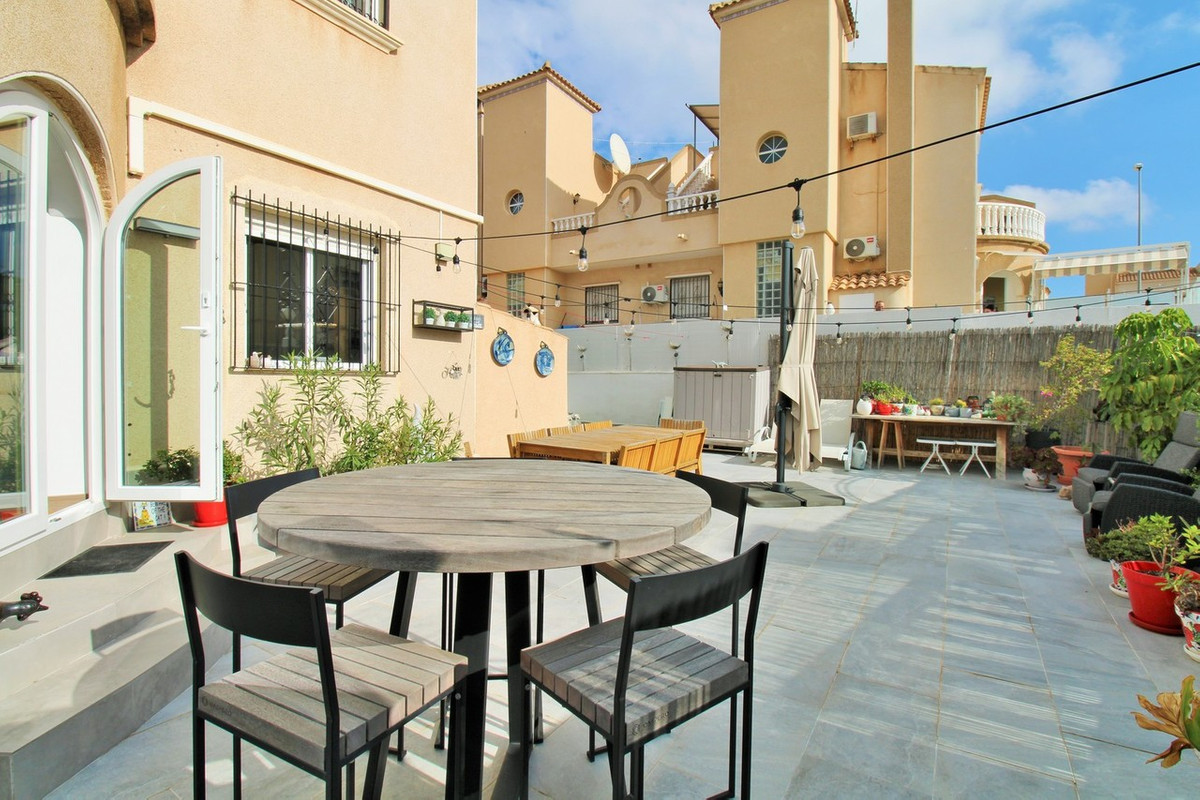 For sale - 2 Bedroom 2 Bathroom House - Townhouse in Orihuela - Villamartin  - Alicante