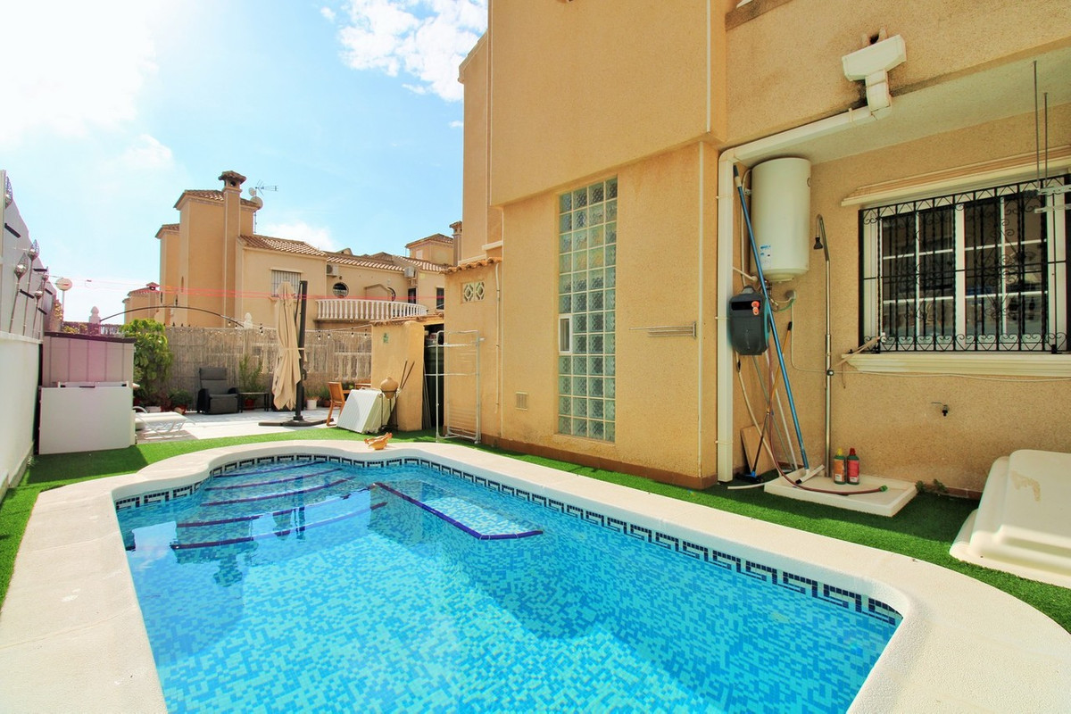 For sale - 2 Bedroom 2 Bathroom House - Townhouse in Orihuela - Villamartin  - Alicante