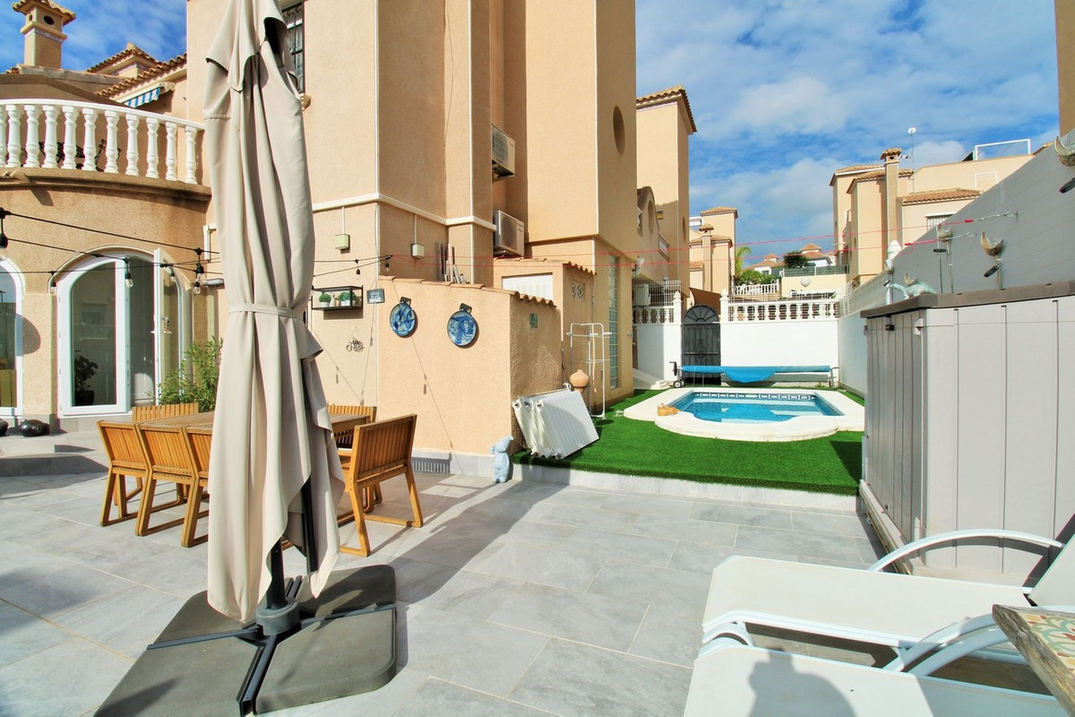 For sale - 2 Bedroom 2 Bathroom House - Townhouse in Orihuela - Villamartin  - Alicante