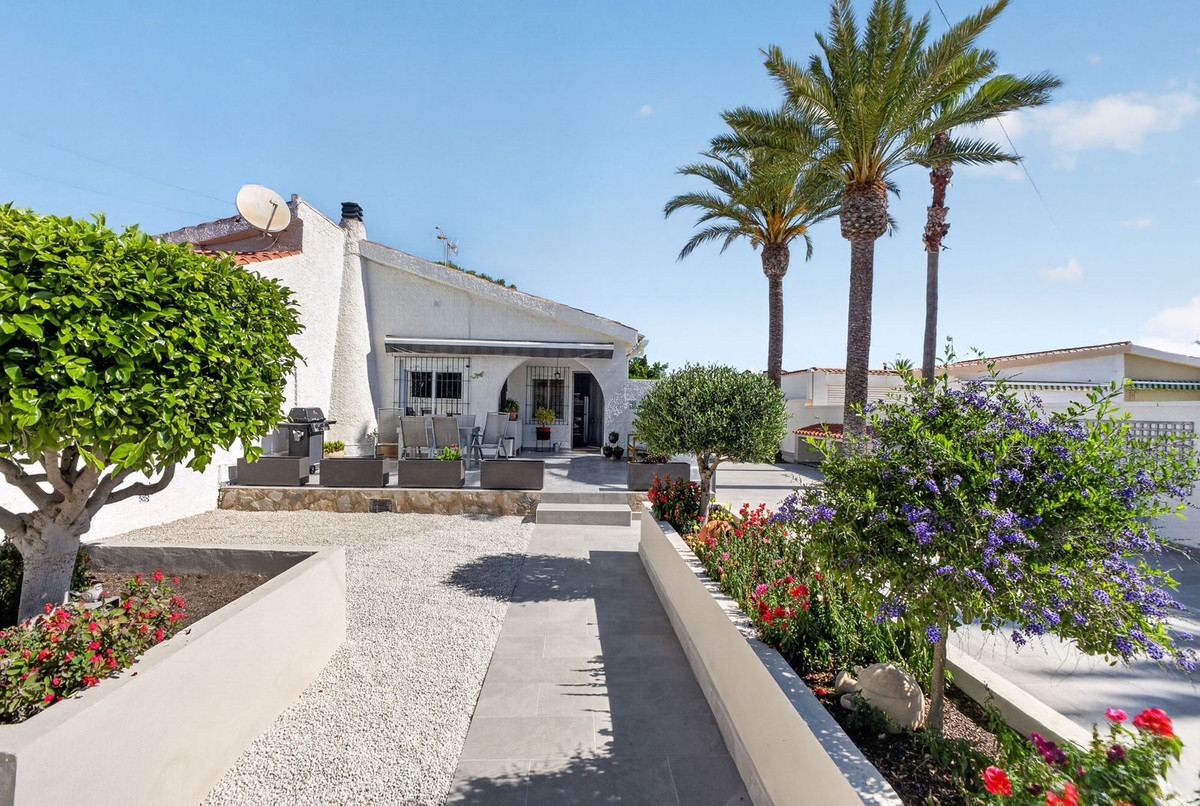 For sale - 3 Bedroom 2 Bathroom House - Semi-Detached House in Torrevieja - Torrevieja Centro  - Alicante