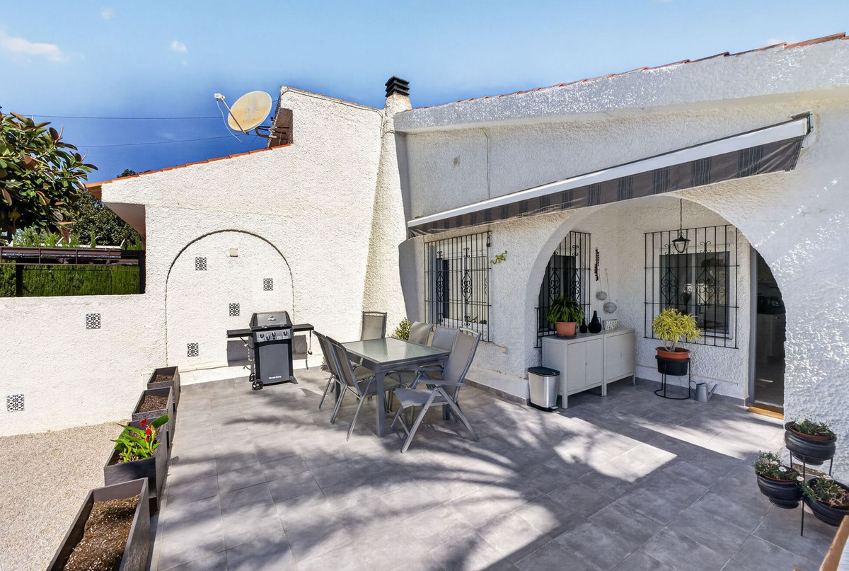 For sale - 3 Bedroom 2 Bathroom House - Semi-Detached House in Torrevieja - Torrevieja Centro  - Alicante