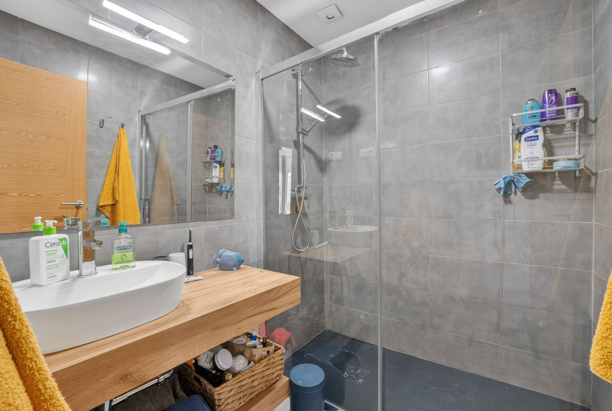 For sale - 3 Bedroom 2 Bathroom House - Semi-Detached House in Torrevieja - Torrevieja Centro  - Alicante