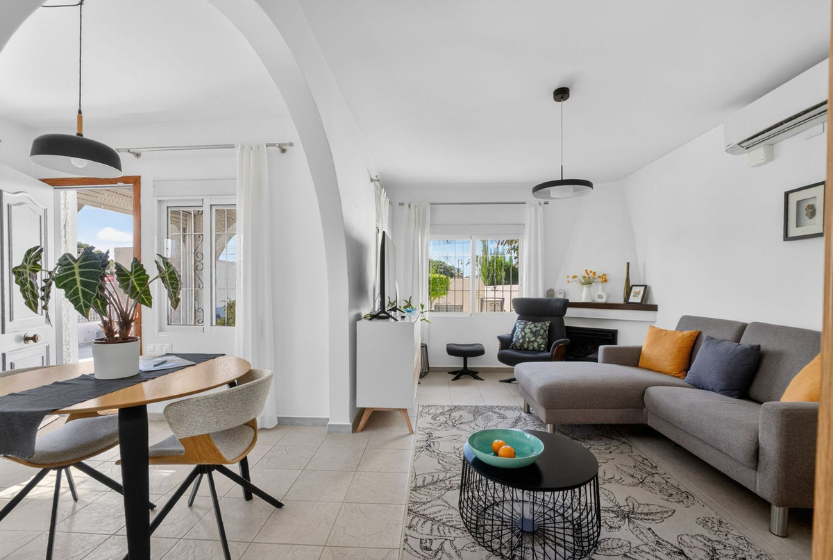 For sale - 3 Bedroom 2 Bathroom House - Semi-Detached House in Torrevieja - Torrevieja Centro  - Alicante