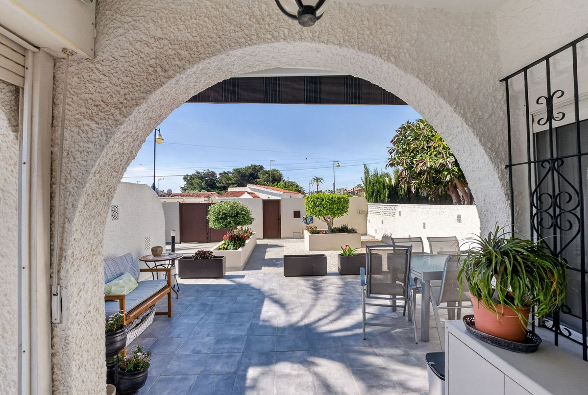 For sale - 3 Bedroom 2 Bathroom House - Semi-Detached House in Torrevieja - Torrevieja Centro  - Alicante