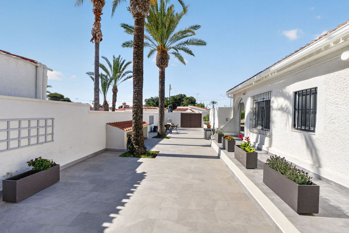 For sale - 3 Bedroom 2 Bathroom House - Semi-Detached House in Torrevieja - Torrevieja Centro  - Alicante