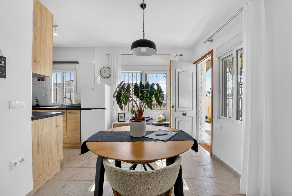For sale - 3 Bedroom 2 Bathroom House - Semi-Detached House in Torrevieja - Torrevieja Centro  - Alicante