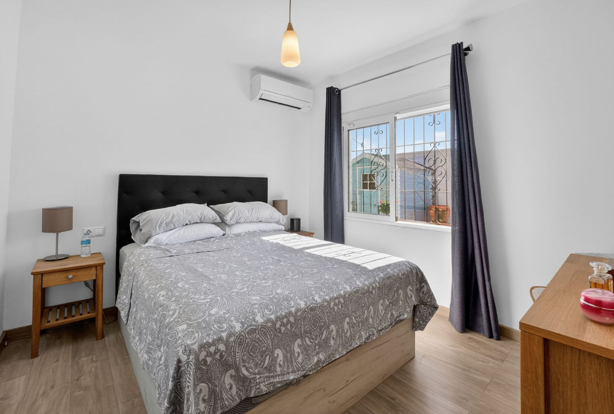 For sale - 3 Bedroom 2 Bathroom House - Semi-Detached House in Torrevieja - Torrevieja Centro  - Alicante