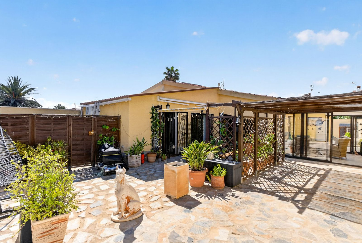 For sale - 3 Bedroom 3 Bathroom House - Semi-Detached House in Torrevieja - Torrevieja Centro  - Alicante