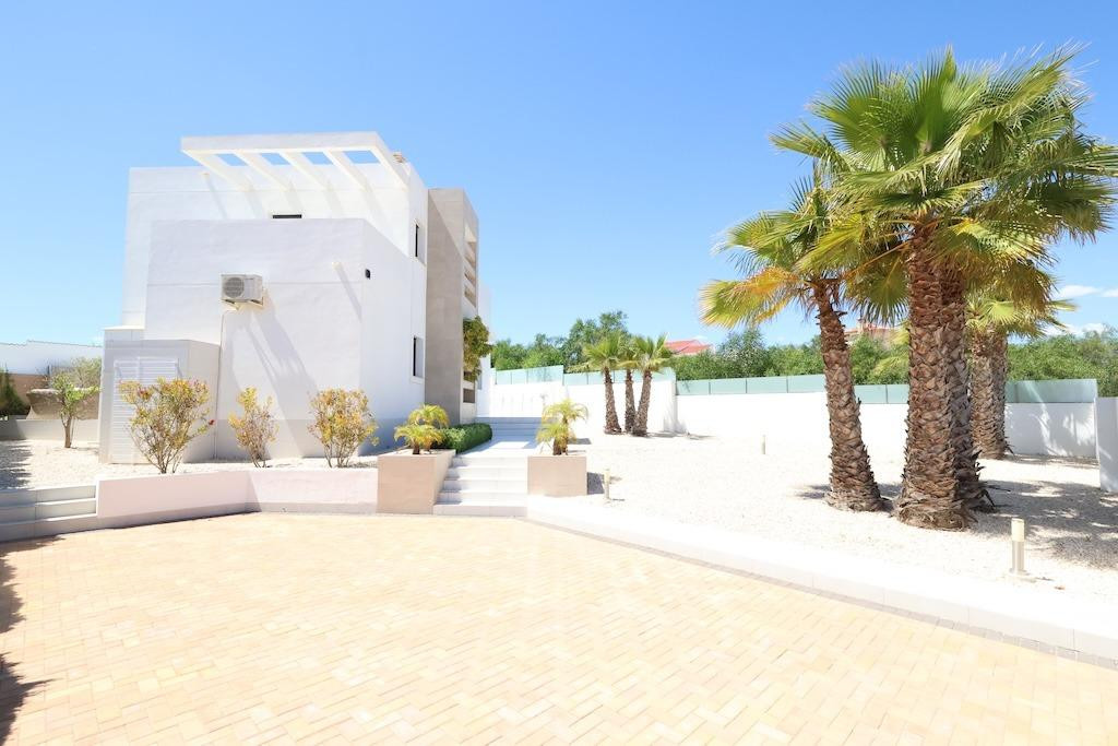 For sale - 3 Bedroom 3 Bathroom House - Detached Villa in Los Montesinos - La Marquesa  - Alicante