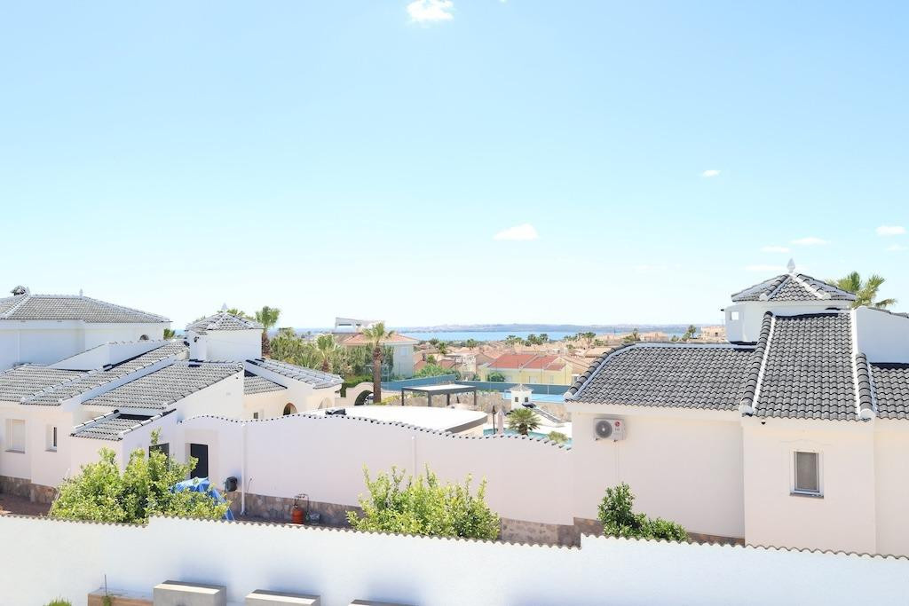 For sale - 3 Bedroom 3 Bathroom House - Detached Villa in Los Montesinos - La Marquesa  - Alicante