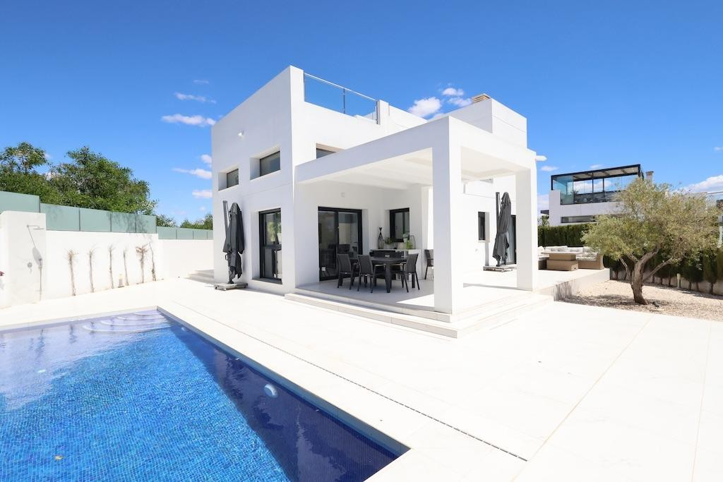 For sale - 3 Bedroom 3 Bathroom House - Detached Villa in Los Montesinos - La Marquesa  - Alicante