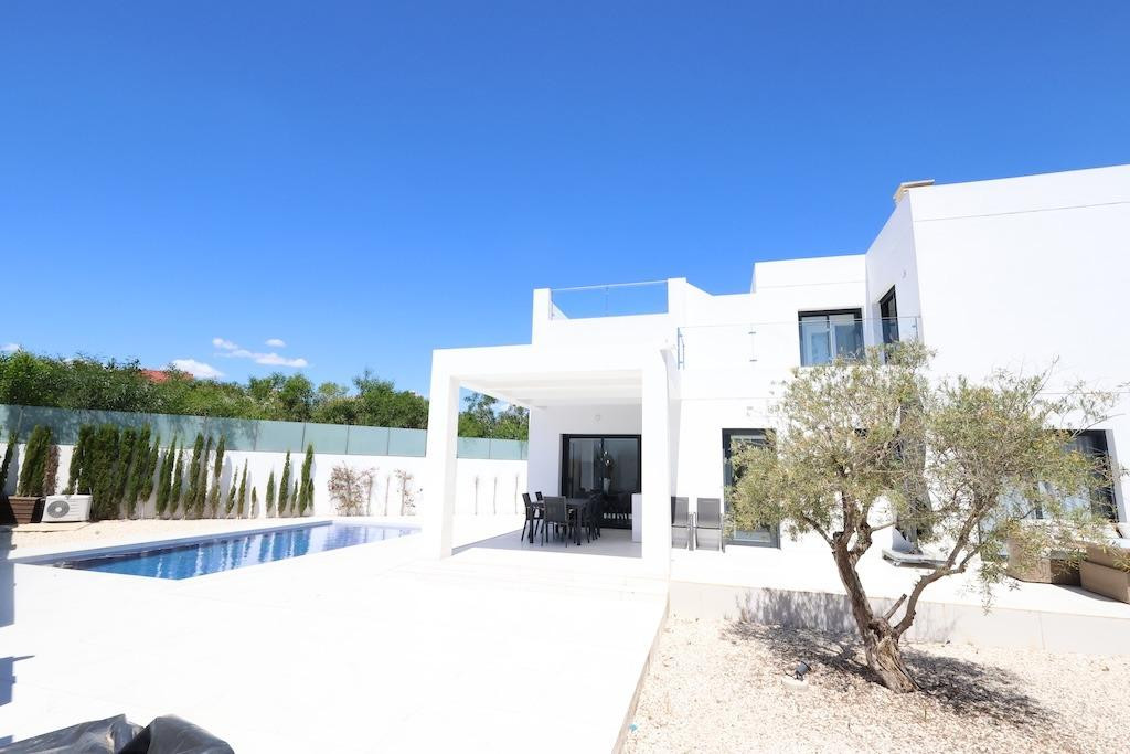 For sale - 3 Bedroom 3 Bathroom House - Detached Villa in Los Montesinos - La Marquesa  - Alicante