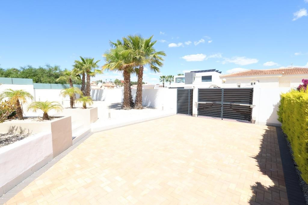 For sale - 3 Bedroom 3 Bathroom House - Detached Villa in Los Montesinos - La Marquesa  - Alicante