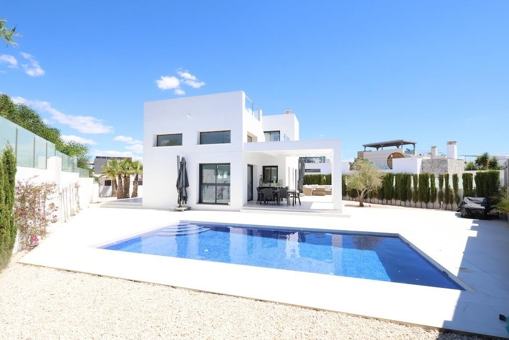 3 Bedroom 3 Bathroom House - Detached Villa in Los Montesinos