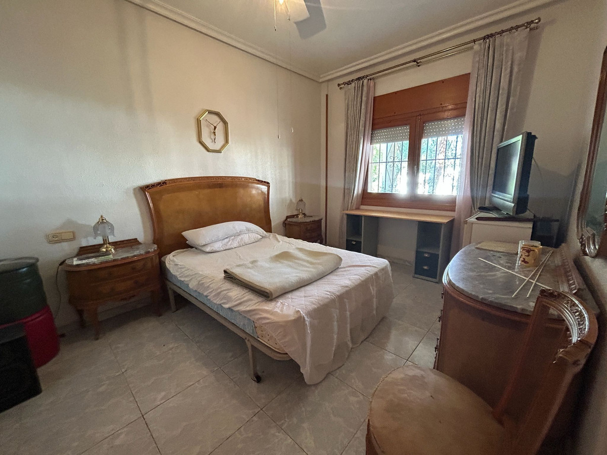 For sale - 6 Bedroom 3 Bathroom House - Detached Villa in Orihuela - Los Balcones  - Alicante