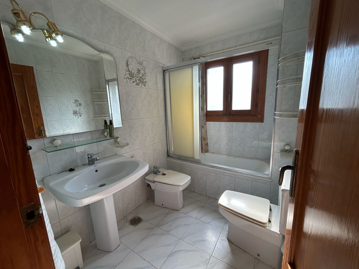 For sale - 6 Bedroom 3 Bathroom House - Detached Villa in Orihuela - Los Balcones  - Alicante