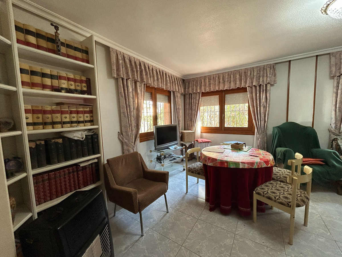 For sale - 6 Bedroom 3 Bathroom House - Detached Villa in Orihuela - Los Balcones  - Alicante