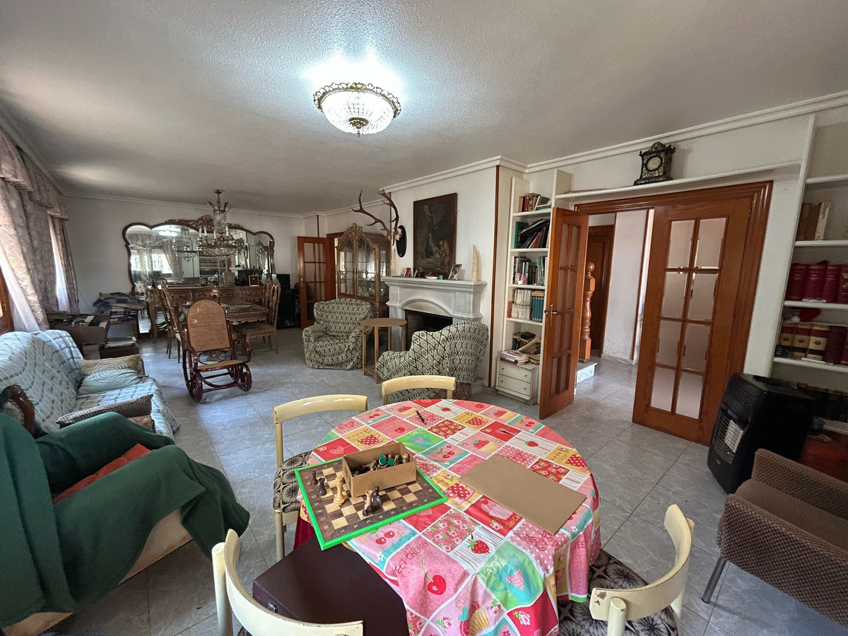 For sale - 6 Bedroom 3 Bathroom House - Detached Villa in Orihuela - Los Balcones  - Alicante