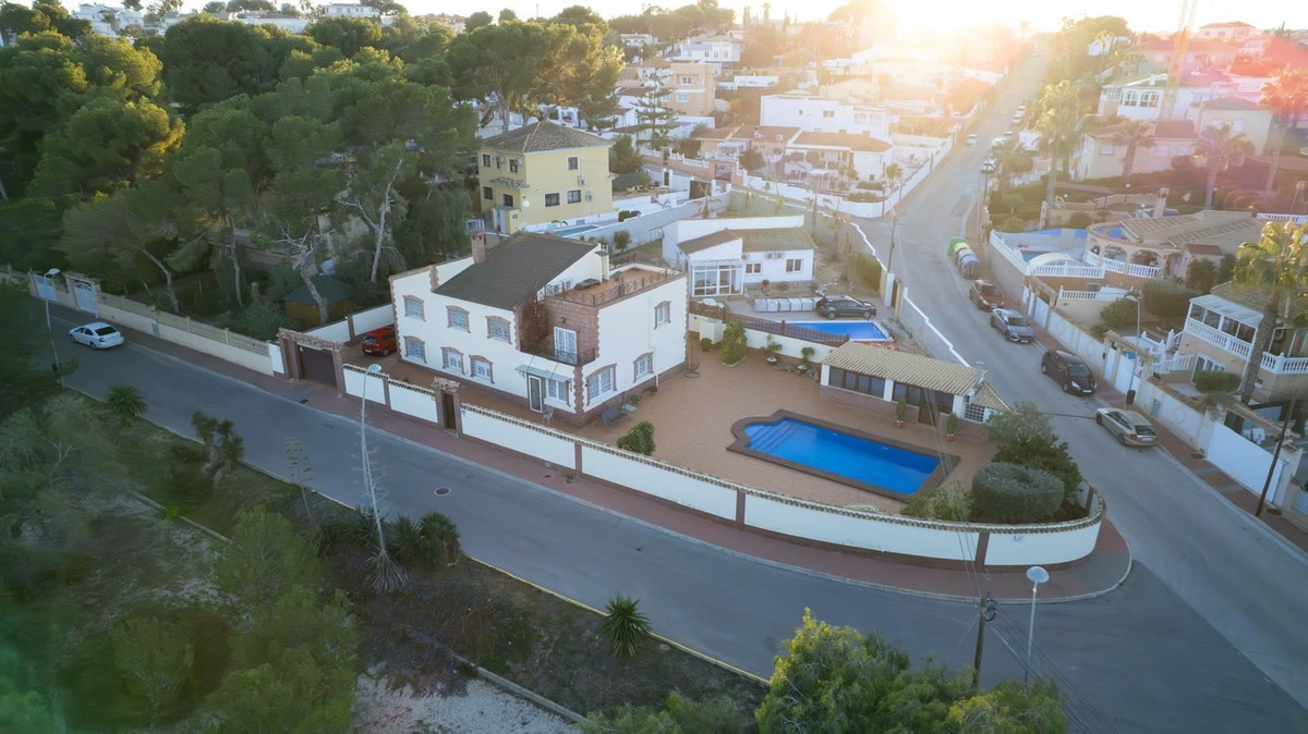 For sale - 7 Bedroom 4 Bathroom House - Detached Villa in Orihuela - Los Altos  - Alicante