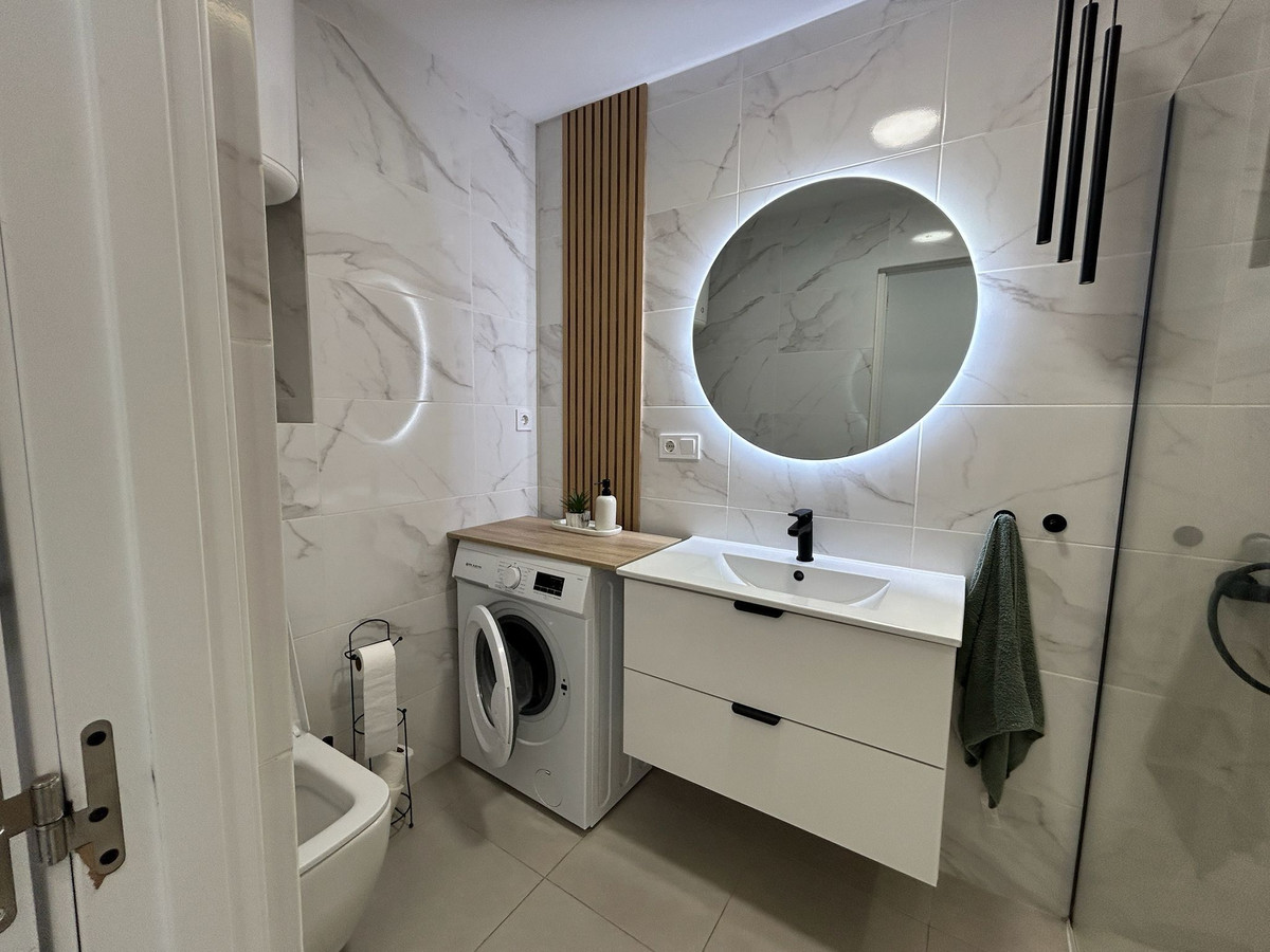 For sale - 3 Bedroom 2 Bathroom Apartment - Middle Floor Apartment in Torrevieja - Torrevieja Centro  - Alicante