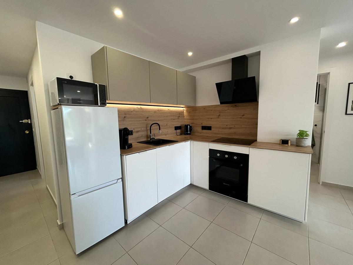 For sale - 3 Bedroom 2 Bathroom Apartment - Middle Floor Apartment in Torrevieja - Torrevieja Centro  - Alicante