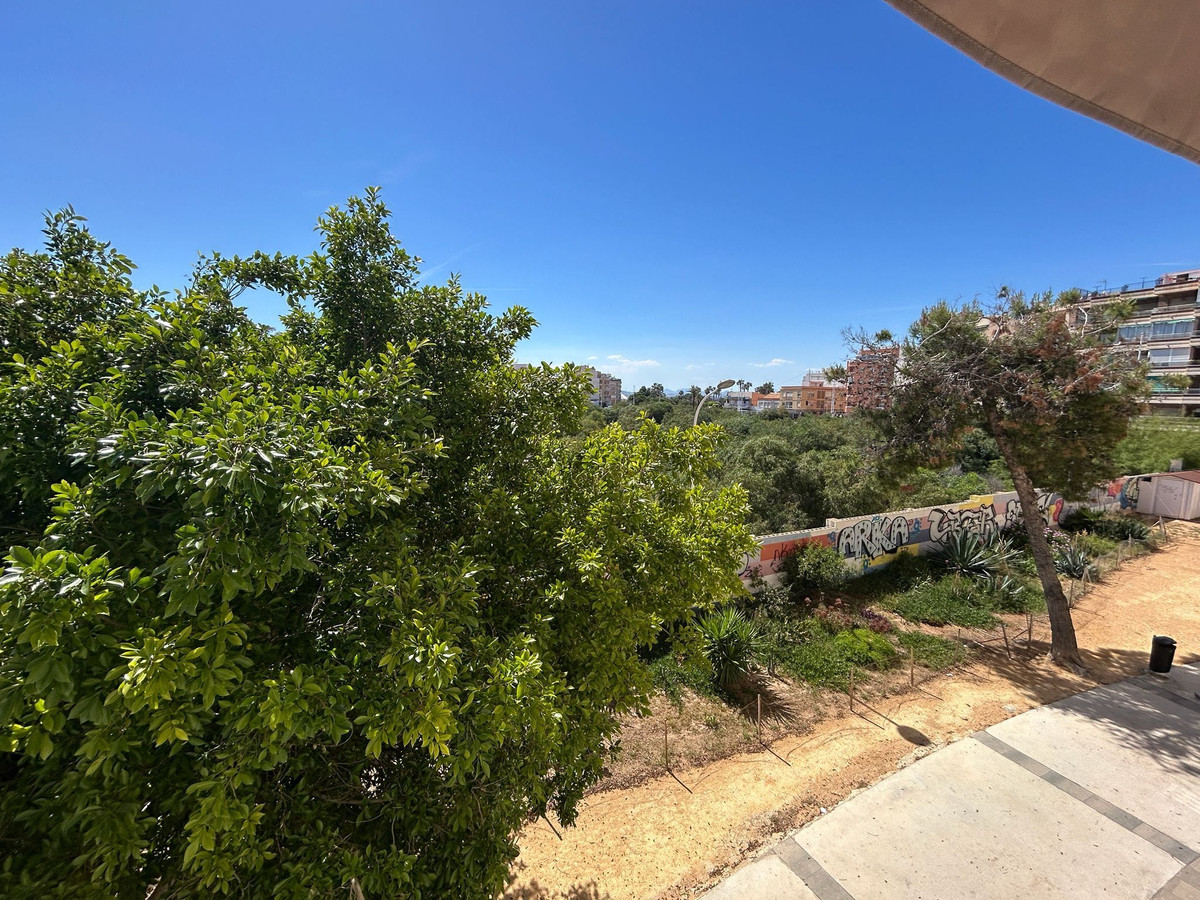 For sale - 3 Bedroom 2 Bathroom Apartment - Middle Floor Apartment in Torrevieja - Torrevieja Centro  - Alicante
