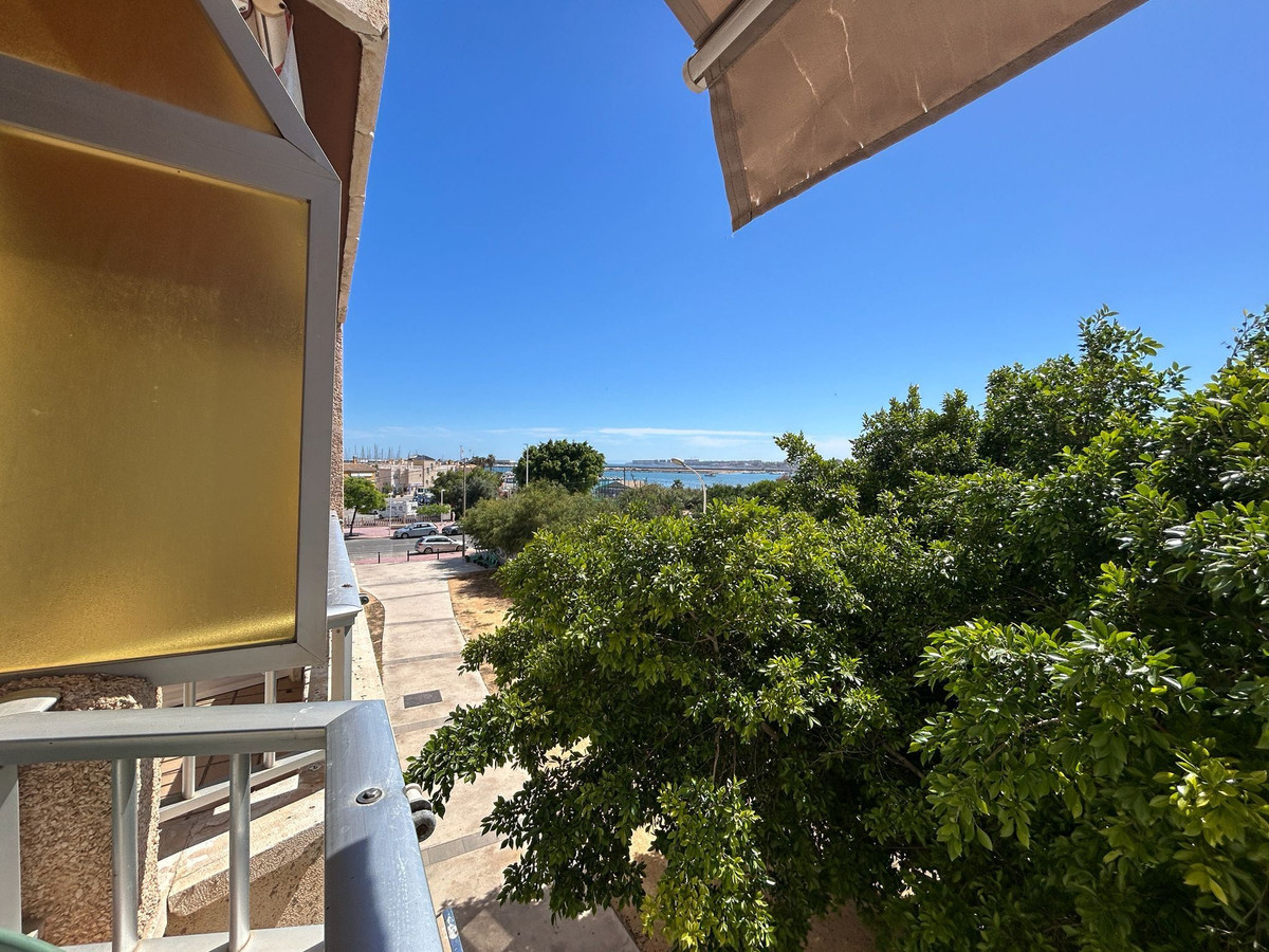 For sale - 3 Bedroom 2 Bathroom Apartment - Middle Floor Apartment in Torrevieja - Torrevieja Centro  - Alicante