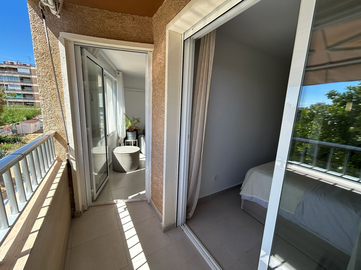 For sale - 3 Bedroom 2 Bathroom Apartment - Middle Floor Apartment in Torrevieja - Torrevieja Centro  - Alicante