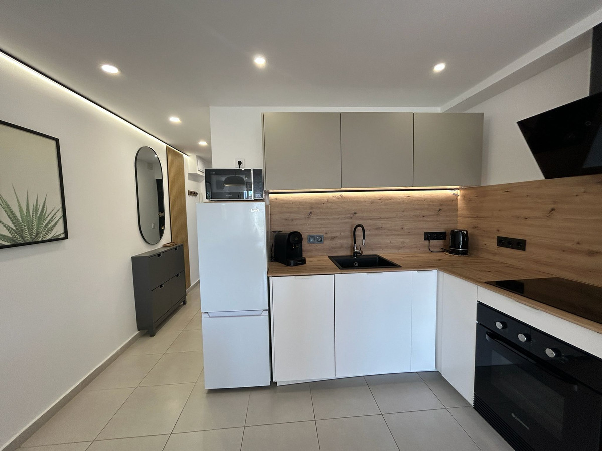 For sale - 3 Bedroom 2 Bathroom Apartment - Middle Floor Apartment in Torrevieja - Torrevieja Centro  - Alicante
