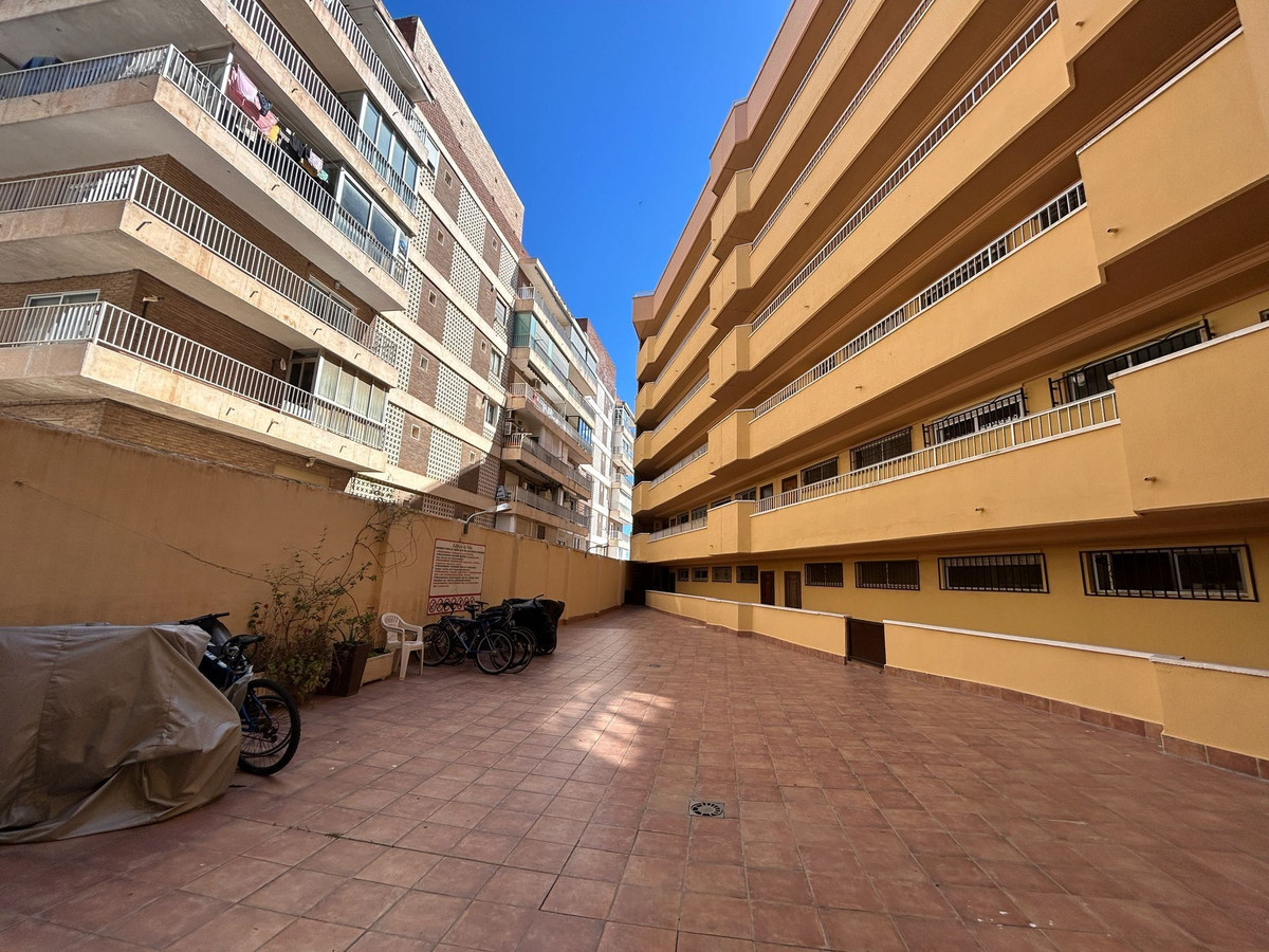 For sale - 3 Bedroom 2 Bathroom Apartment - Middle Floor Apartment in Torrevieja - Torrevieja Centro  - Alicante