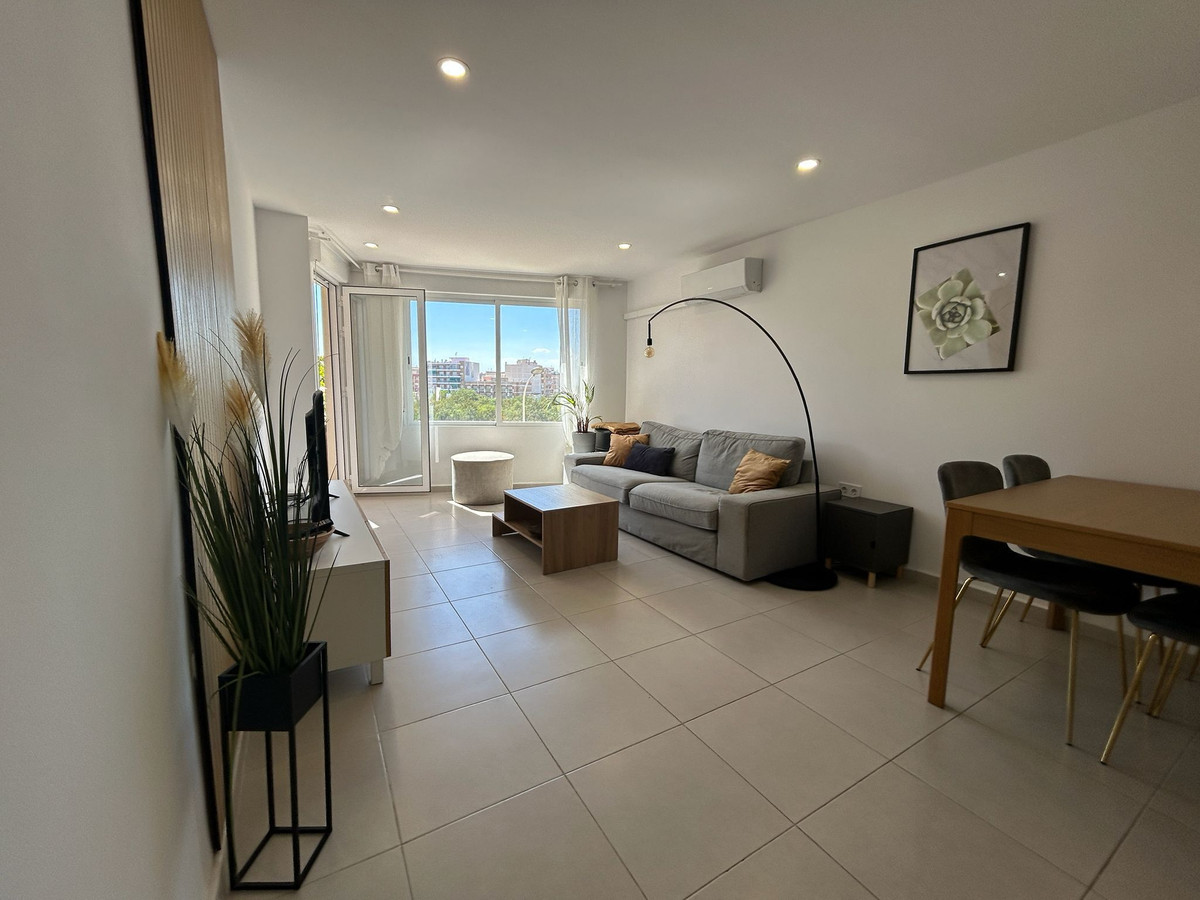 For sale - 3 Bedroom 2 Bathroom Apartment - Middle Floor Apartment in Torrevieja - Torrevieja Centro  - Alicante
