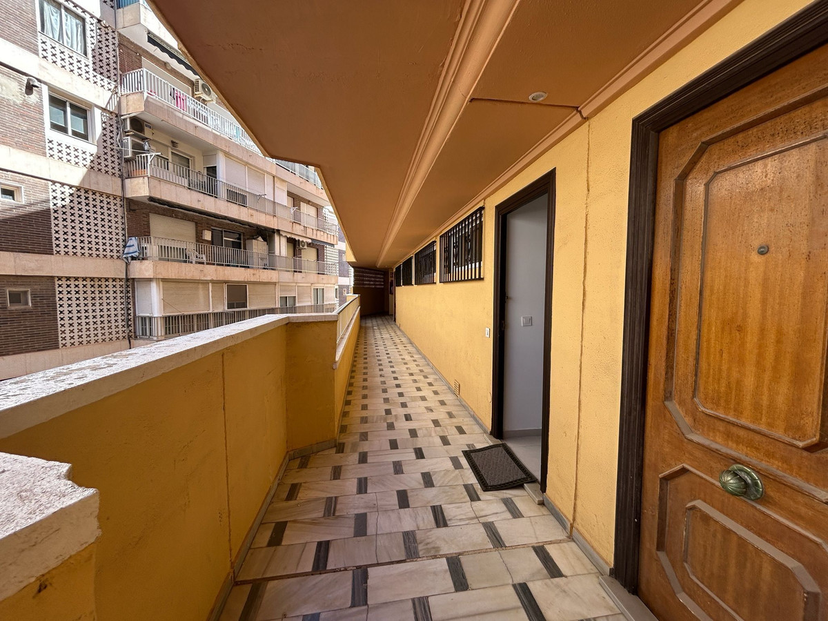For sale - 3 Bedroom 2 Bathroom Apartment - Middle Floor Apartment in Torrevieja - Torrevieja Centro  - Alicante