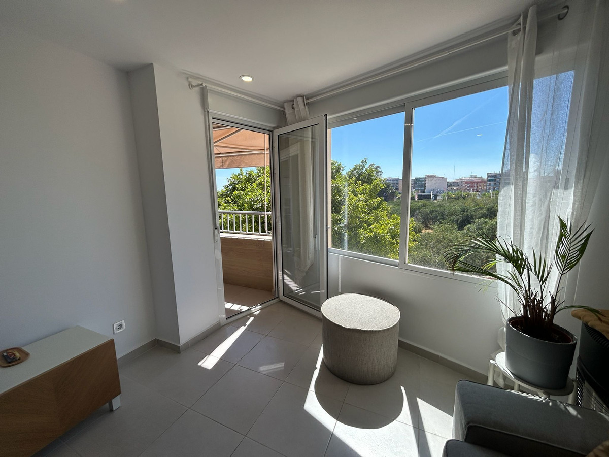 For sale - 3 Bedroom 2 Bathroom Apartment - Middle Floor Apartment in Torrevieja - Torrevieja Centro  - Alicante