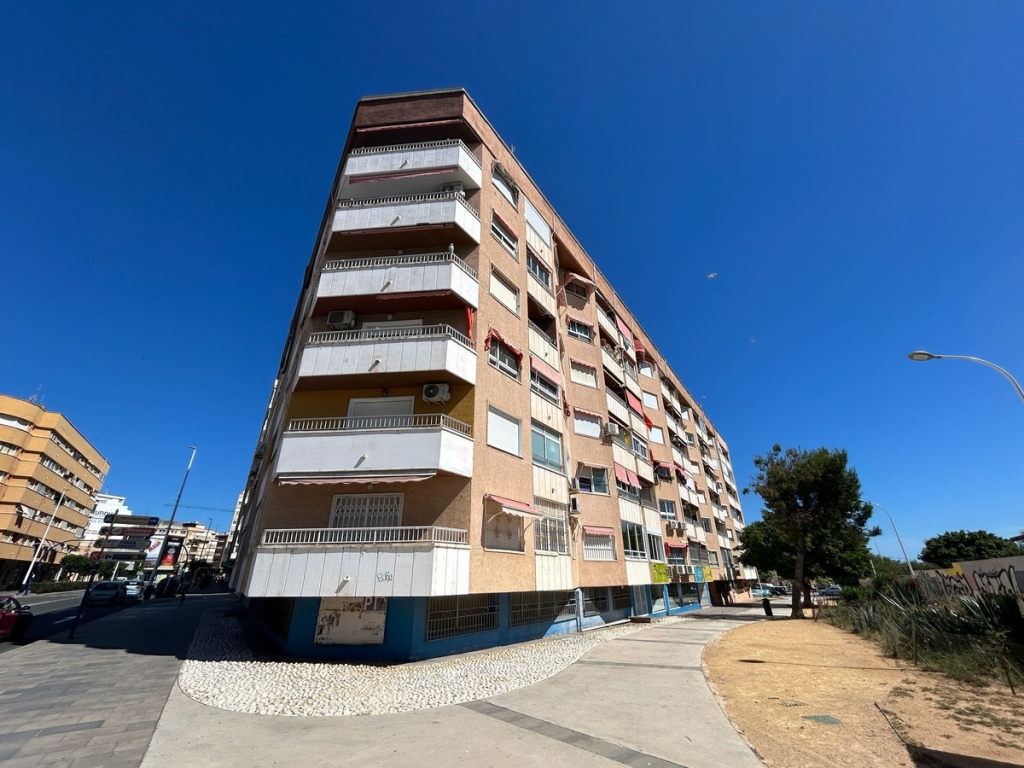 3 Bedroom 2 Bathroom Apartment - Middle Floor Apartment in Torrevieja