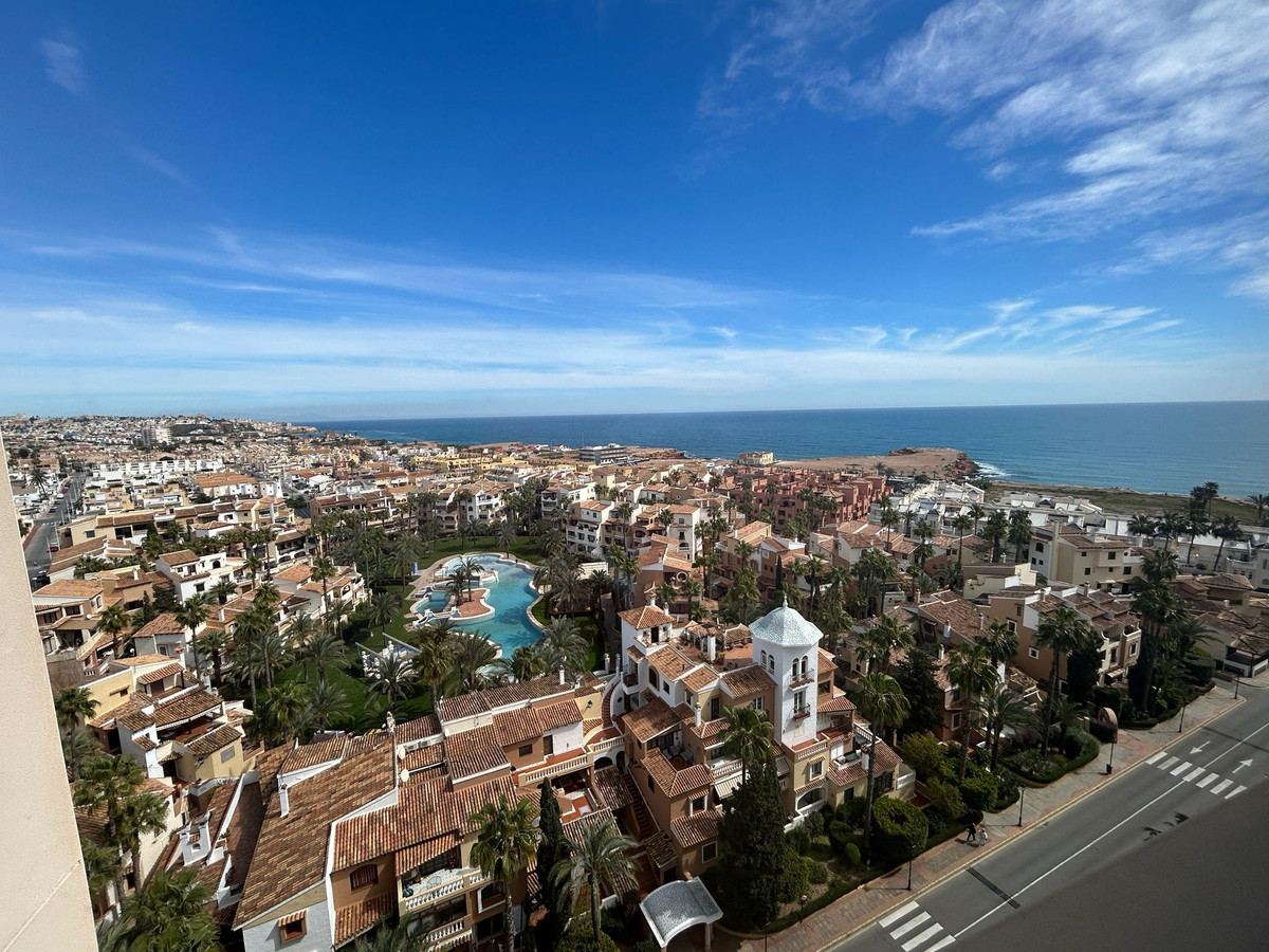 For sale - 3 Bedroom 2 Bathroom Apartment - Middle Floor Apartment in Torrevieja - Torrevieja Centro  - Alicante