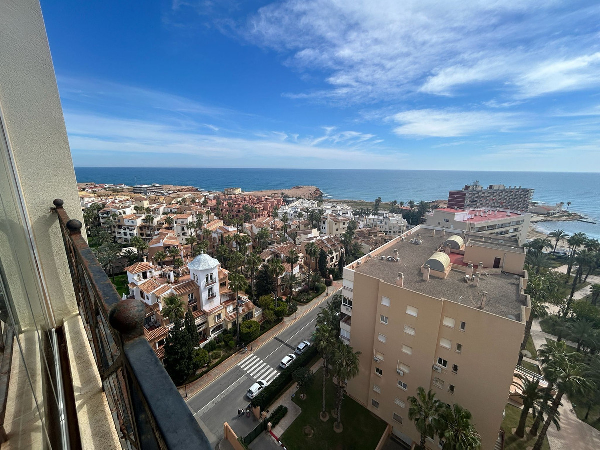 For sale - 3 Bedroom 2 Bathroom Apartment - Middle Floor Apartment in Torrevieja - Torrevieja Centro  - Alicante