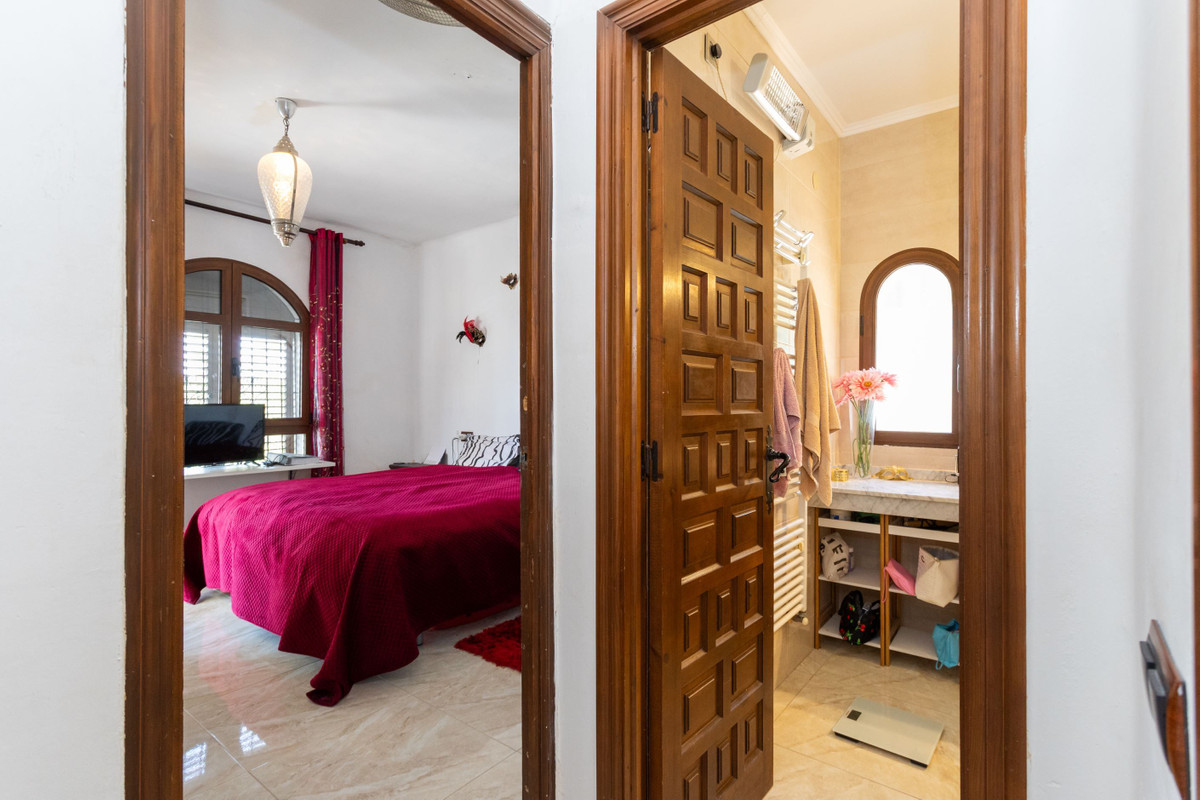 For sale - 4 Bedroom 2 Bathroom House - Detached Villa in Orihuela - Villamartin  - Alicante